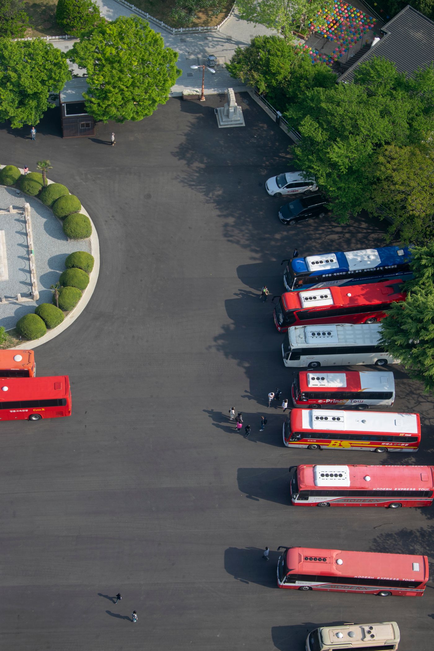 LuxBusExpress.com luxury motorcoach fleet staged and ready for corporate and event charters in Houston, TX